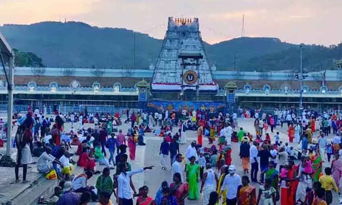  In Tirumala, The Rush Of Devotees Increased On Friday.. Devotees Waiting In So M-TeluguStop.com