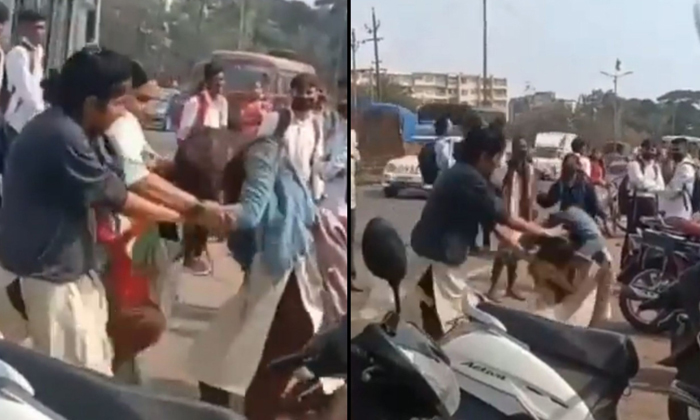  Two Girl Students Fight On The Road Video Viral Details, Students, Girl Students-TeluguStop.com