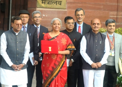  Union Budget 2023-24: Fm Sitharaman Reaches Rashtrapati Bhavan-TeluguStop.com