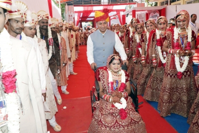  Unique Mass Wedding Ceremony With Message Of jal Hi Jeevan In Raj-TeluguStop.com