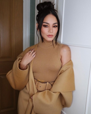  Vanessa Hudgens Engaged To Boyfriend Cole Tucker-TeluguStop.com