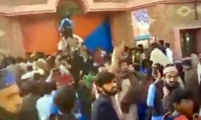  Violent Mob Lynches Man In Pakistan Over Blasphemy Allegations-TeluguStop.com
