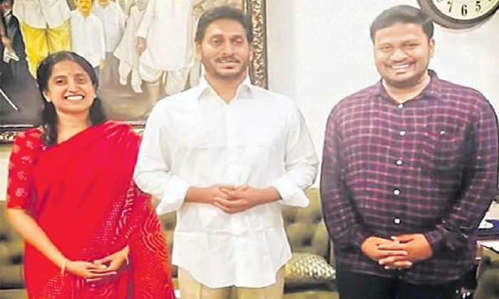 Who Is Naveen In Viveka Murder Case Details, Avinash Reddy, Cbi, Naveen, Ys Jaga Who Is Naveen In Viveka Murder Case Details, Avinash Reddy, Cbi, Naveen, Ys Jaga-TeluguStop.com