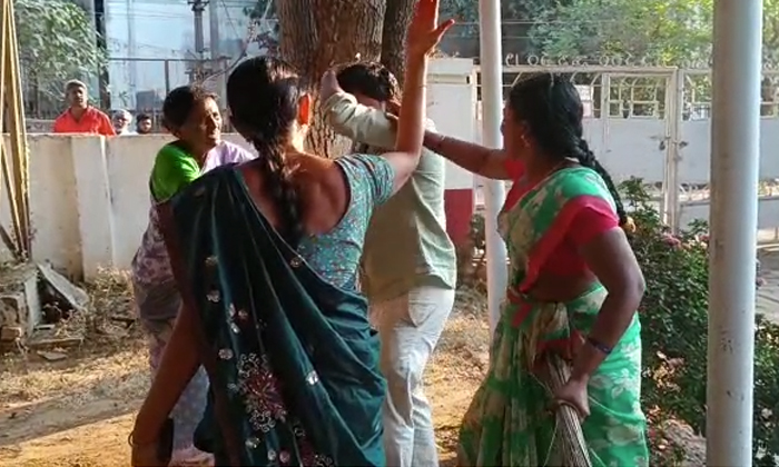  Women Beat Welfare Assistant In Gannavaram, Women ,welfare Assistant ,gannavaram-TeluguStop.com