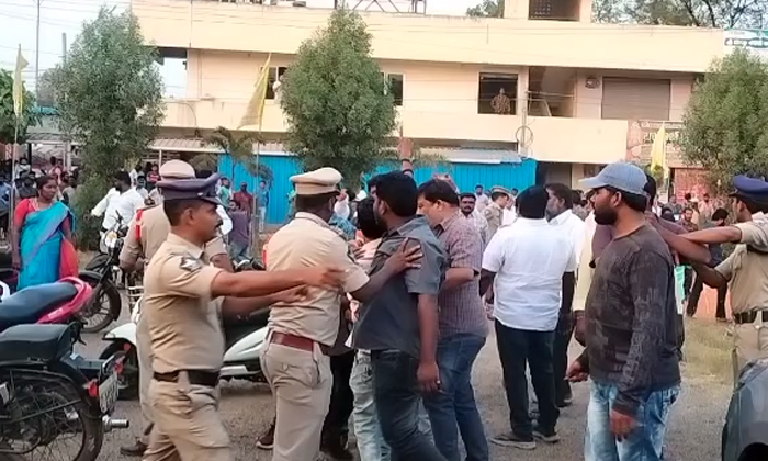 Ycp Activists Attack On Gannavaram Tdp Office, Ycp Activists , Gannavaram Tdp Of Ycp Activists Attack On Gannavaram Tdp Office, Ycp Activists , Gannavaram Tdp Of-TeluguStop.com
