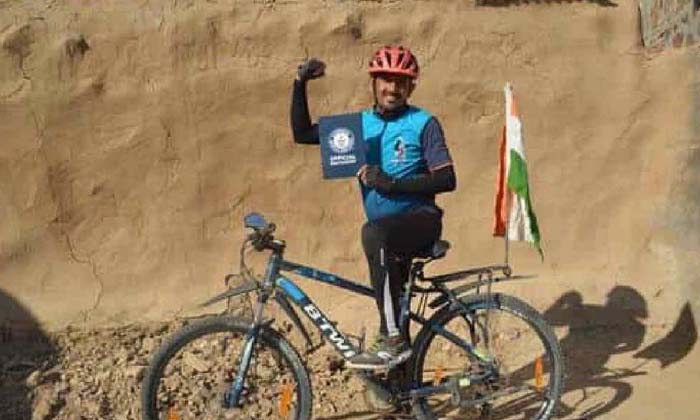 A Young Man Who Traveled Around The Country On A Bicycle Guinness Record At Once A Young Man Who Traveled Around The Country On A Bicycle Guinness Record At Once-TeluguStop.com