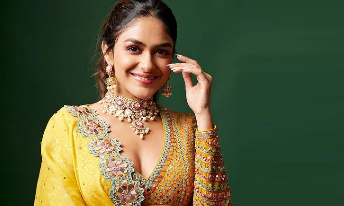  Sitaramam Fame Mrunal Thakur Shifted To Hyderabad,sitaramam, Hyderabad,mrunal T-TeluguStop.com