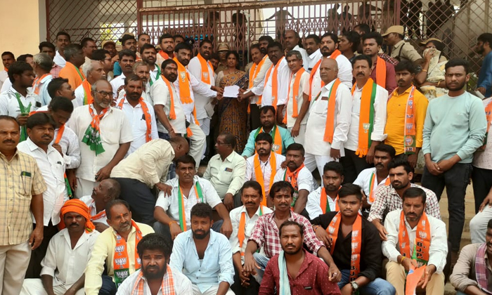  Bjp Dharna In Front Of The Collectorate To Arrest The Leak Culprits , Bjp Dharna-TeluguStop.com