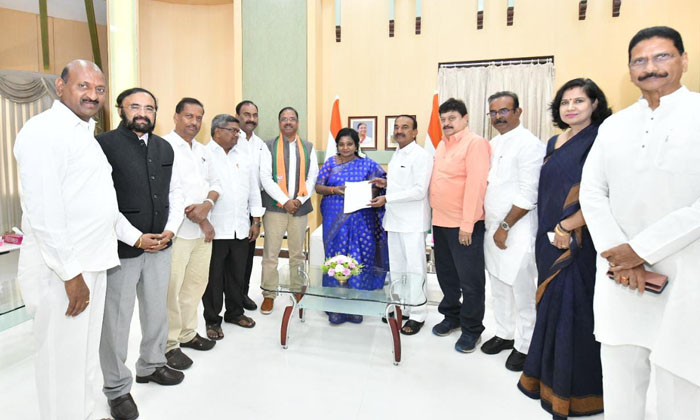  Bjp Leaders Complained To The Governor About Tspsc-TeluguStop.com