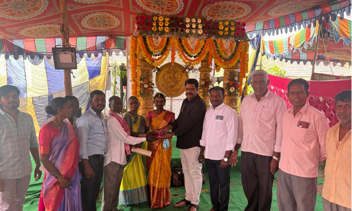  Brs Leaders Distribution Of Puste To Poor Girl Marriage,rajanna Sircilla,poor Fa-TeluguStop.com