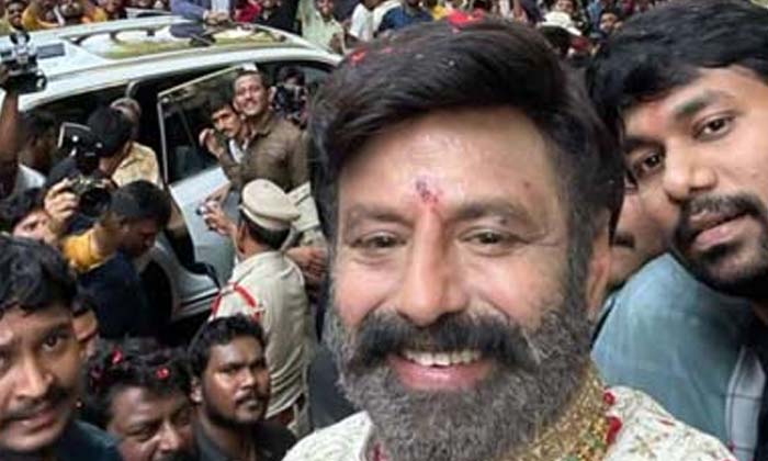  Balakrishna Mass Selfie With His Fans Goes Viral, Balakrishna, Viral Photo, Bala-TeluguStop.com