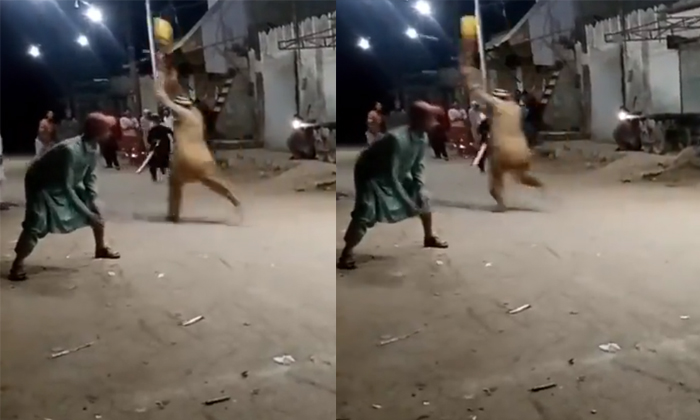  Batsman Ran On Half The Pitch And Hit The Shot Weird Cricket Video Viral Details-TeluguStop.com