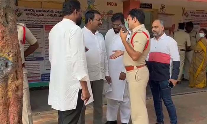  Clash Between Tdp Leader Beda Ravichandra And Ci Ramulu Naik , Ci Ramulu Naik,be-TeluguStop.com