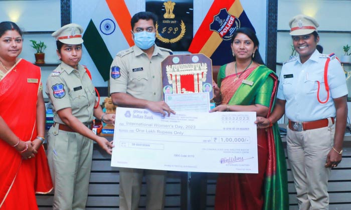  Commissioner Of Police Congratulated Bharosa Kendra Coordinator Rajakumari , Bha-TeluguStop.com