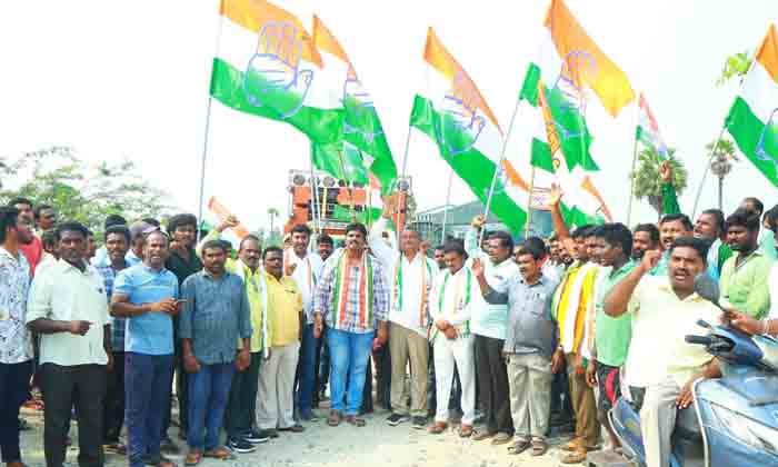  Congress Protested That The Road Has Not Been Completed For A Decade , Battula L-TeluguStop.com