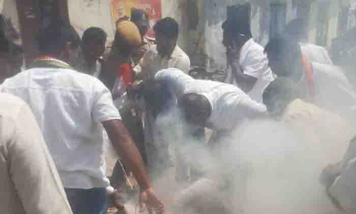  Effigies Of Kcr Ktr Burnt In Gambhiraopet Mandal Center In Protest Against Group-TeluguStop.com