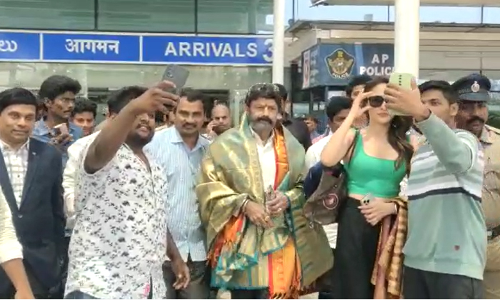  Fans Welcomed Movie Hero Balakrishna And Heroine Pragya Jaswal At Gannavaram Air-TeluguStop.com