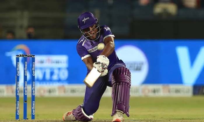  Dhoni's Name Is So Glorious His Name Is Written On The Bat And He Scored A Half-TeluguStop.com