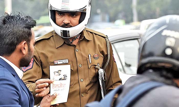  He Rushed At A Speed Of 100 Km He Gave A Helmet To The Biker And Showed His Grea-TeluguStop.com