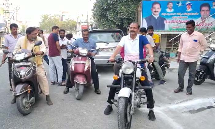 Mla Gopireddy Srinivasa Reddy Made A Sudden Attack On Sanitation On A Bike ,mla Mla Gopireddy Srinivasa Reddy Made A Sudden Attack On Sanitation On A Bike ,mla-TeluguStop.com
