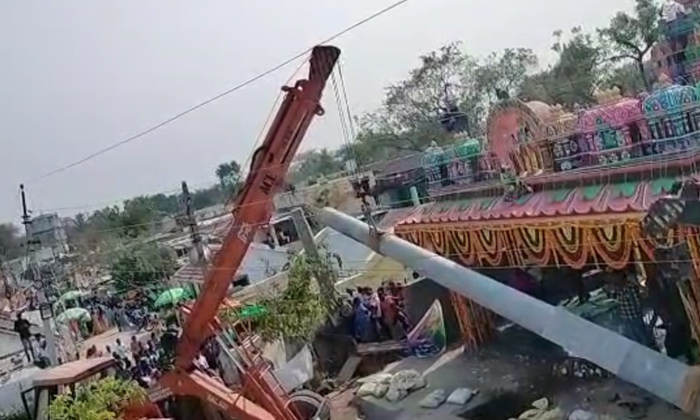  Many People Injured In Dwajasthambam Falls Down In Sitaramachandra Swamy Temple-TeluguStop.com