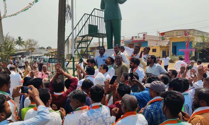  Pcc President Revanth Reddy Unveiled The Congress Flag ,pcc President Revanth Re-TeluguStop.com