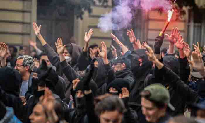  Protests For The Resignation Of The President Of France Battleground In Paris ,-TeluguStop.com