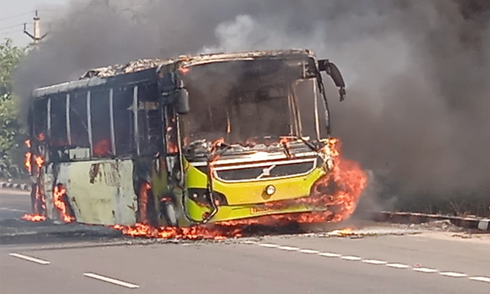  Rajdhani Bus Bike Collides Scooterist Died Bus Catches Fire In Suryapet, Rajdhan-TeluguStop.com