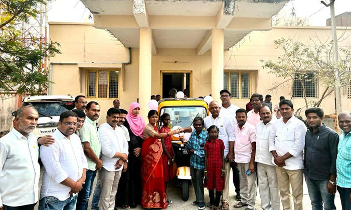  Ramanna, Who Has Changed Hands, Gives An Auto To A Disabled Person, Ramanna, Raj-TeluguStop.com