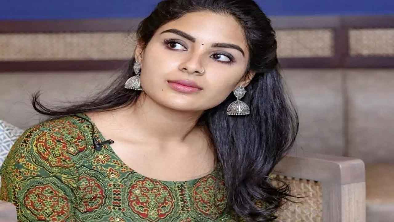  Samyukta Menon Unhappy With Dil Raju Production House-TeluguStop.com