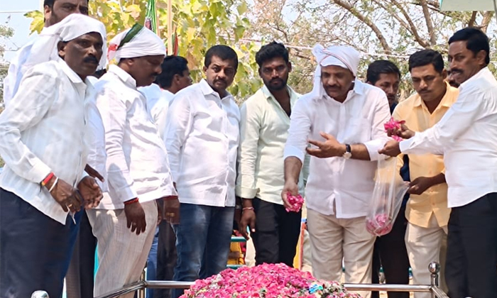  Senior Congress Leaders Cheeti Umesh Rao Paid Obeisance At The Dargah, Senior Co-TeluguStop.com