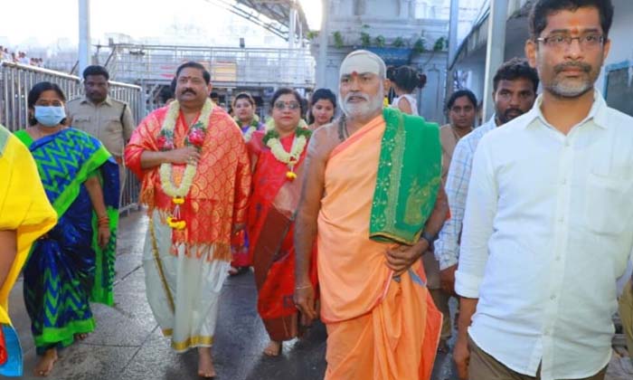  State Election Commission Commissioner Who Visited Shri Raja Rajeswara Swami ,sh-TeluguStop.com