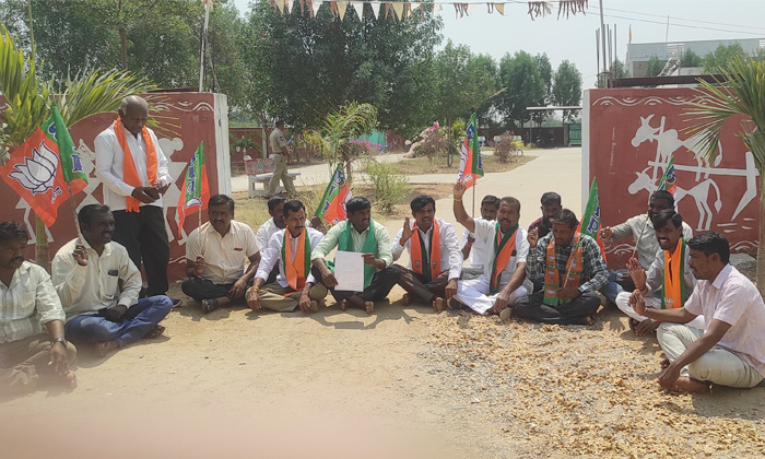  Telangana State Government Should Waive Off Farmers Loans Bjp Protest Details, T-TeluguStop.com