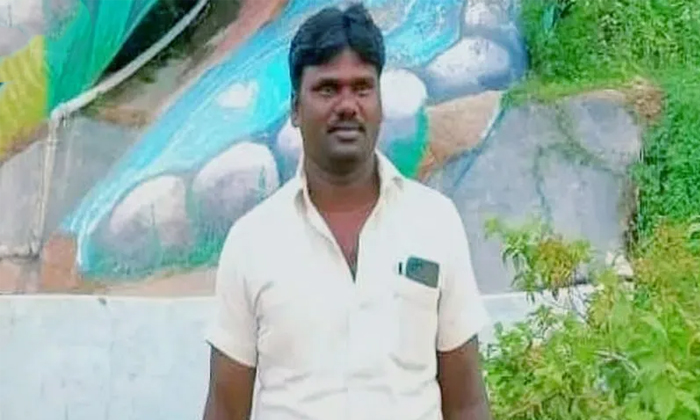  Telangana Youth Died While Playing Cricket Due To Heart Attack Details, Telanga-TeluguStop.com