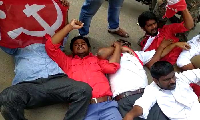  Tension Near Madadam , Cpi Leader Jangala, Ajay Kumar,nallapadu Police Station-TeluguStop.com