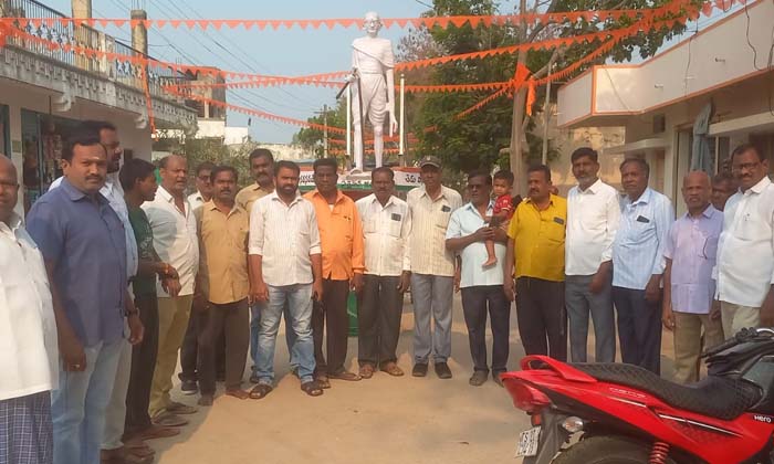  Villagers Inspecting The Destroyed Statue Of Mahatma Gandhi And Statue Of Nandi-TeluguStop.com