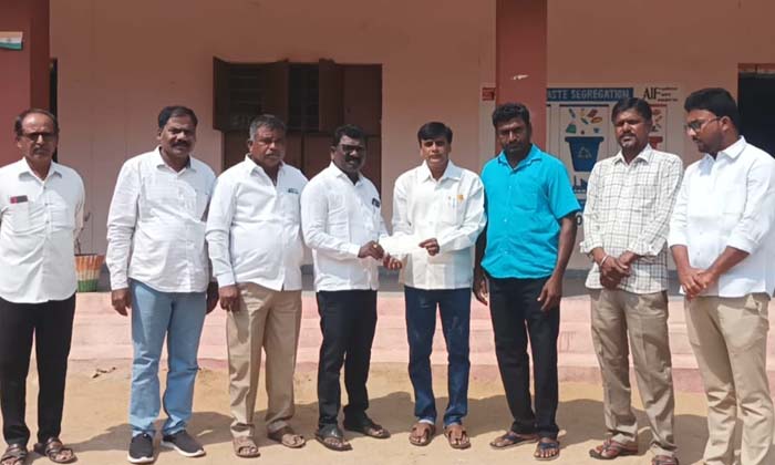  Kota Satish Donated 50 Thousand Rupees To Zphs School , Zphs School, Kota Satis-TeluguStop.com