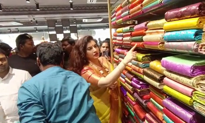  Actress Archana Inagurated Lakshmi Vasavi Silks Store At Kphb, Actress Archana ,-TeluguStop.com