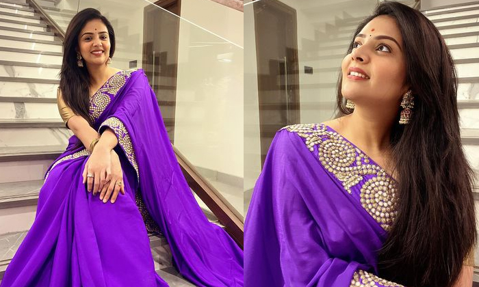  Anchor Sreemukhi Drinking Ugadi Pachhadi In A Big Bowl Gets Trolled-TeluguStop.com