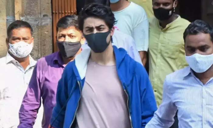 Aryan Khan With Heroine Roshini Walias Party Photos Viral In Social Media Aryan Khan With Heroine Roshini Walias Party Photos Viral In Social Media-TeluguStop.com