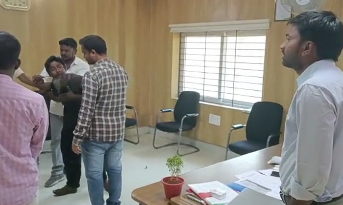  Bhuvanagiri Man Tries To Die Infront Of Municipal Commissioner, Bhuvanagiri Man-TeluguStop.com