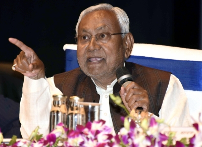  Bihar Cm Loses Cool After Seeing English Display Board At Vidhan Parishad-TeluguStop.com