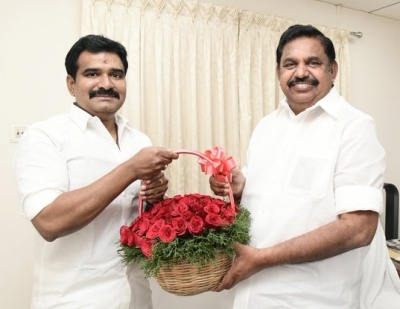  Bjp's Tn It Cell Chief Joins Aiadmk-TeluguStop.com