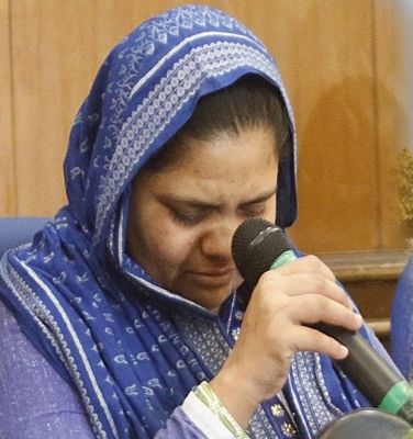  Brs Leaders Lash Out At Bjp Over Bilkis Bano Rapist Sharing Stage With Mp-TeluguStop.com