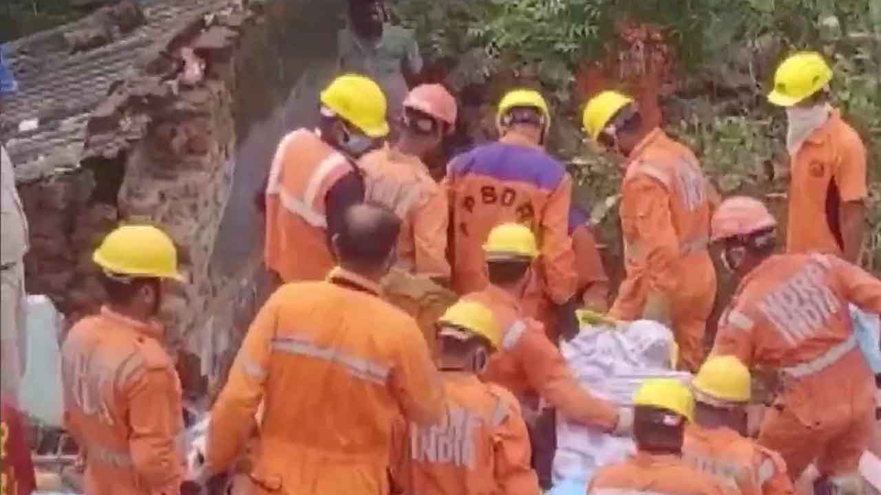  Tragedy : Children Among 3 Dead In Vishakhapatnam Building Collapse-TeluguStop.com