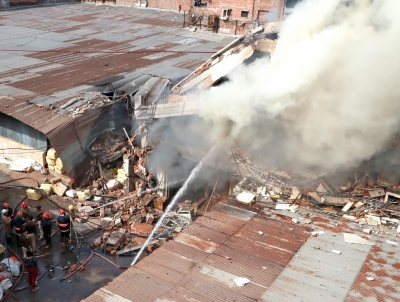  Building In North Delhi Collapses In Seconds After Massive Fire-TeluguStop.com