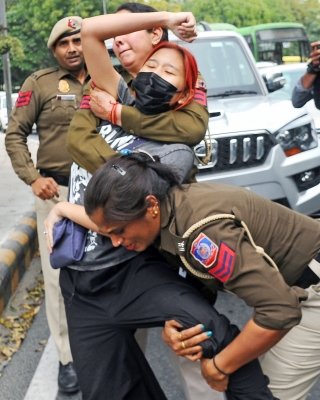  Chinese Foreign Minister's India Visit: Tibetans Protest Outside Embassy-TeluguStop.com