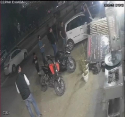 Clash Between Restaurant Owners In Greater Noida, Video Goes Viral Clash Between Restaurant Owners In Greater Noida, Video Goes Viral-TeluguStop.com