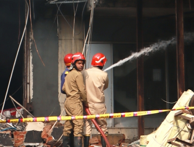  Cloth Warehouse In North Delhi Collapses Like House Of Cards After Massive Fire-TeluguStop.com