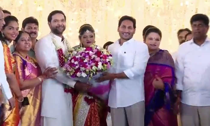  Cm Jagan Attends To Mla G Srinivas Naidu Daughter Marriage At Nidadhavolu, Cm Ja-TeluguStop.com